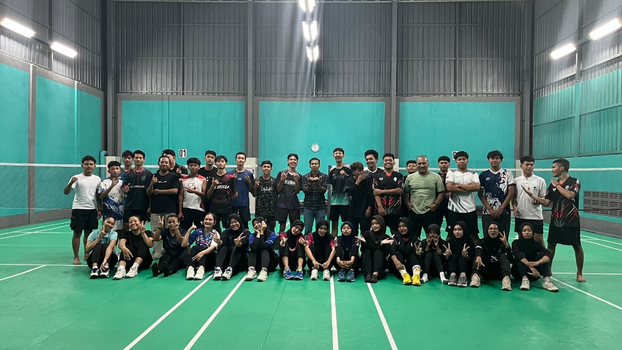 >Jalin Silaturahmi Lewat Olahraga, UKM Badminton UNU Blitar dan UNISBA Sukses Gelar Sparing Bersama