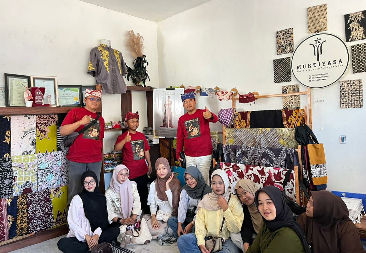 Dosen UNU Blitar Angkat Relief Candi Penataran Jadi Motif Batik Sritanjung